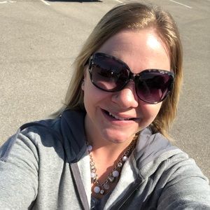 Meet your Posher, Larissa